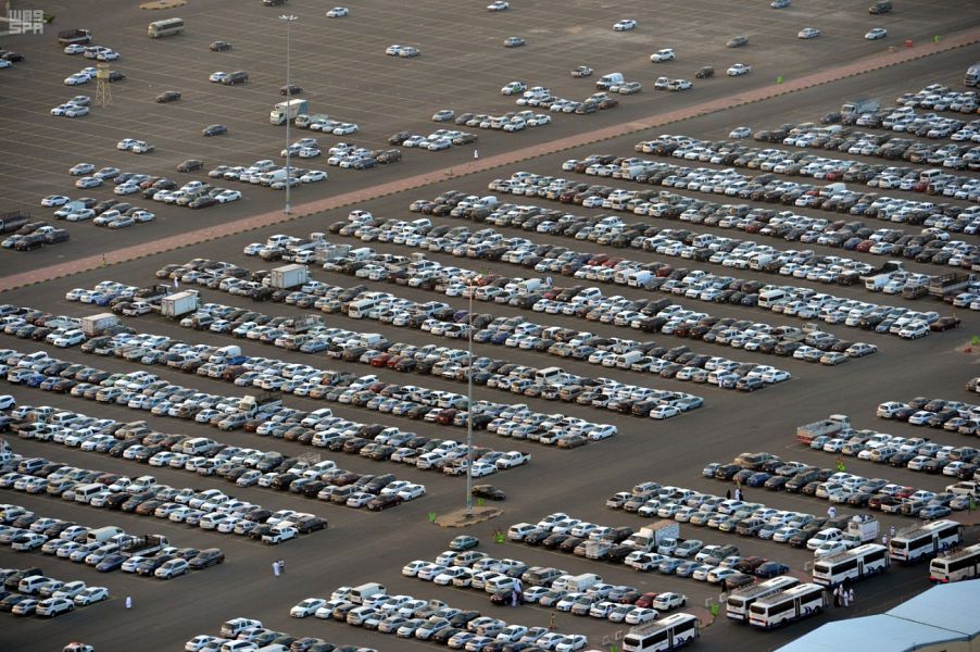 بالصور.. أمانة مكة تُهيئ مواقف السيارات لاستقبال سيارات المعتمرين
