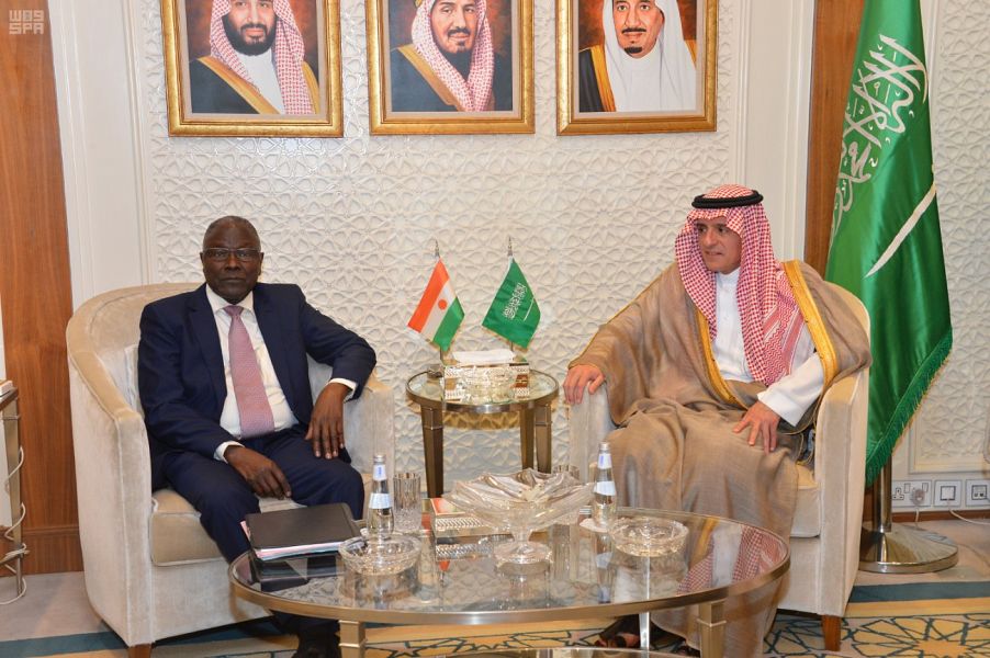 بالصور.. الجبير يستعرض العلاقات الثنائية مع وزير خارجية النيجر