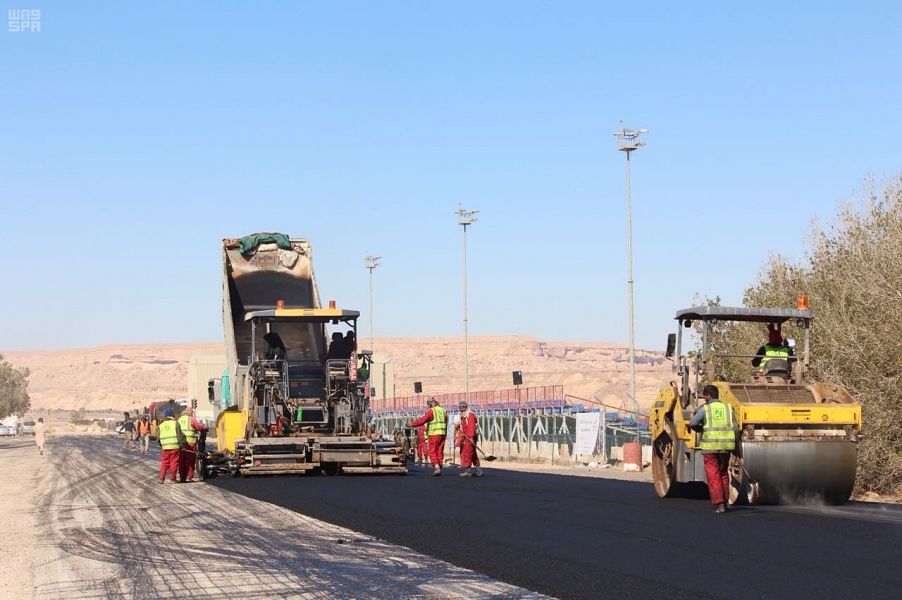 بالصور.. تحسين مدرج مطار الثمامة استعداداً لملتقى الطيران الرابع