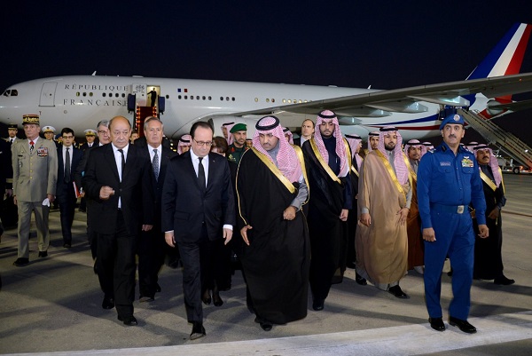 الرئيس الفرنسي يصل الرياض للعزاء في خادم الحرمين