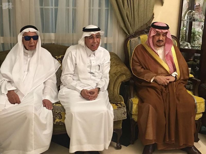 شاهد بالصور.. أمير الرياض ينقل تعازي القيادة لأسرة الشهيد مهنا البيز