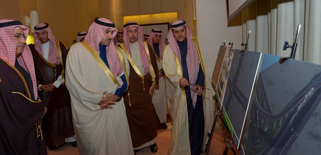 أمير الرياض يطلع على تصاميم الجزء الغربي لطريق الملك عبدالله