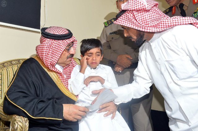 أمير القصيم ونائبه ووزير الداخلية يعزون أسرة الشهيد محمد العنزي