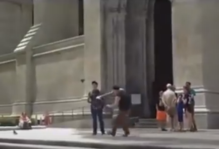 شاهد.. شاب يقص عصا السيلفي لسياح نيويورك