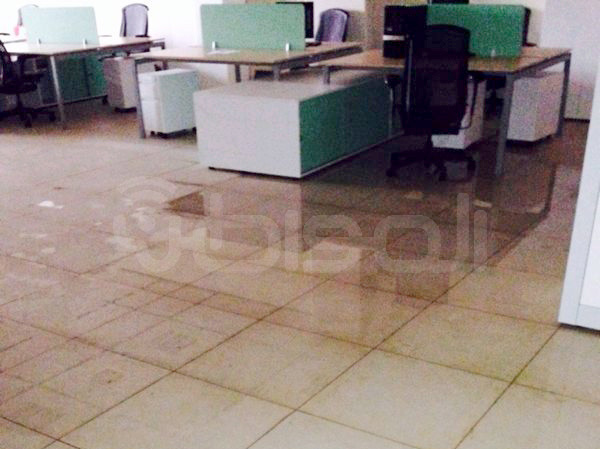بالصور.. تسرب مياه الأمطار إلى المكاتب بمقر جامعة الملك سعود الجديد للبنات