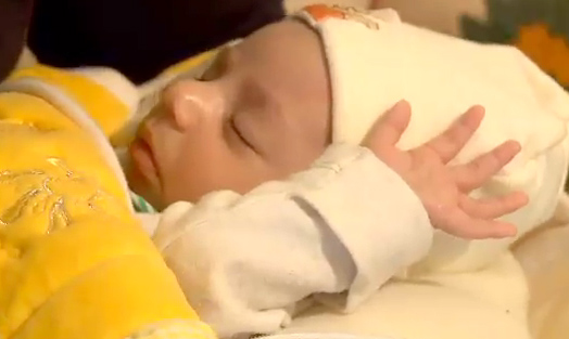 بالفيديو .. أول مولود من زواج مدني بلبنان