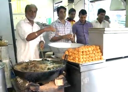 بالفيديو.. طباخ هندي يستمتع بوضع يده في الزيت المغلي