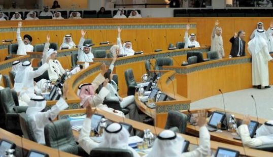 الحكومة الكويتيّة تستقيل و”الدستورية” تقضي باستمرار “الأمّة”