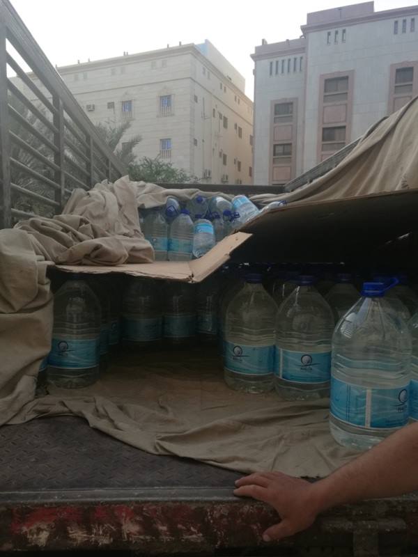 بالصور.. ضبط 5 آلاف عبوة ماء زمزم مخالفة للاشتراطات قبل توزيعها في المدينة