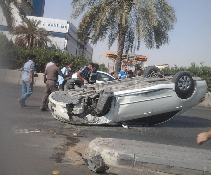 بالصور.. حادث مروري قبل قليل على طريق الملك فهد يوقع عدة إصابات