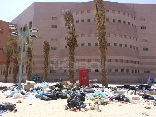 بالصور.. جامعة الباحة تغص في النفايات