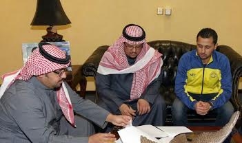 بالصور.. إدارة النصر وقعت رسمياً مع الجزائري دلهوم