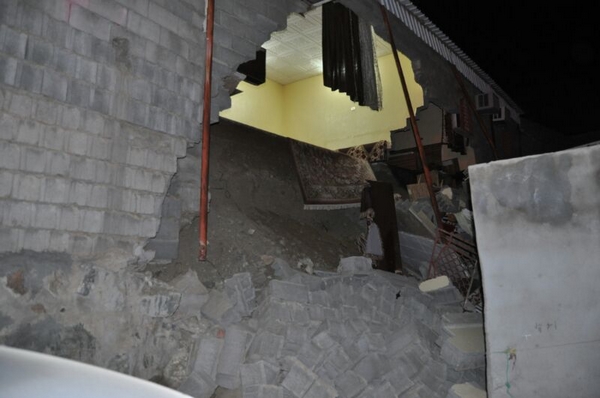 بالصور.. مدني الطائف يباشر انهيار جدار لمنزل شعبي