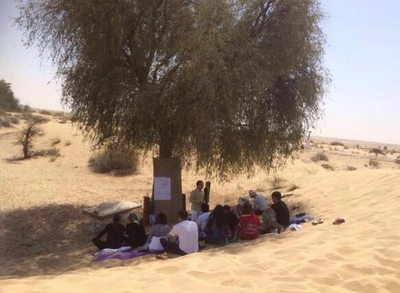 بالصور.. حاكم دبي يشارك بجلسة عصف ذهني صينية بالصحراء