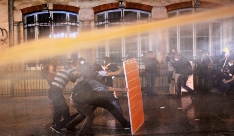 الشرطة التركية تستخدم خراطيم المياه مجدداً لتفريق المتظاهرين