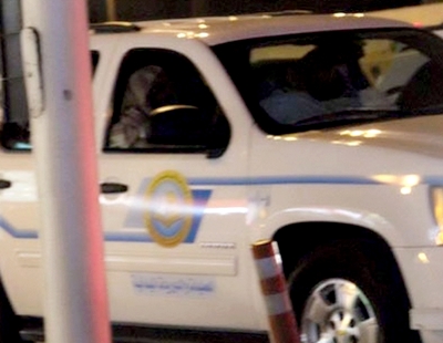 ضبط شاب وفتاة عاريين في سيارة بمواقف برج بالرياض