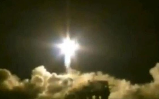 انفجار صاروخ روسي يحمل 3 أقمار صناعية بعد انطلاقه بدقيقة