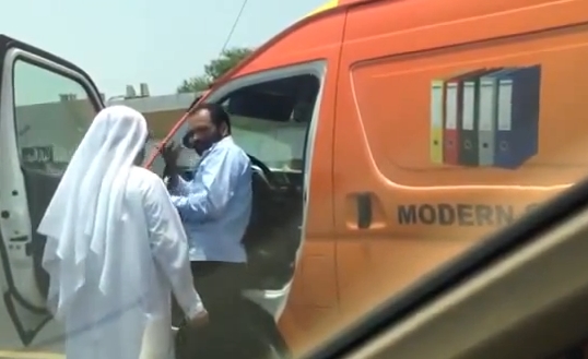 شرطة دبي تقبض على مصوّر واقعة اعتداء مسؤول على سائق
