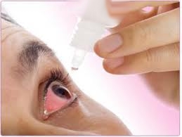 طبيب عيون يدعو لاستخدام القطرات المرطبة والكمادات الباردة أثناء الغبار