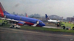 إصابة 10 في سقوط مقدمة طائرة بمطار نيويورك