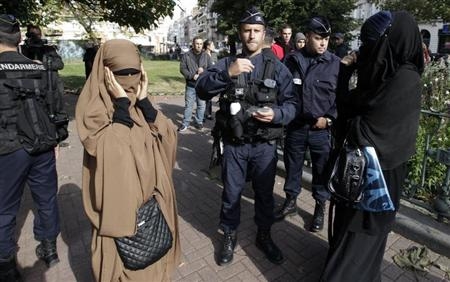 صحف: فرنسا تتمسك بحظر النقاب في الأماكن العامة