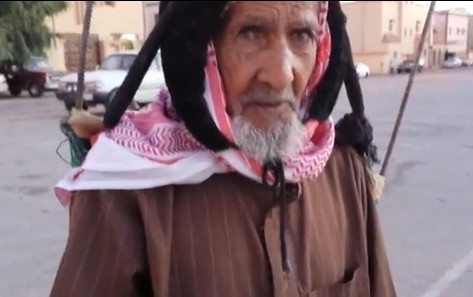 بالفيديو .. “مُسن” يبحث عن لقمة العيش وسط القمامة بعرعر