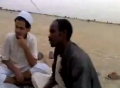 بالفيديو.. عامل إفريقي يهدد 3 سعوديين بالقتل