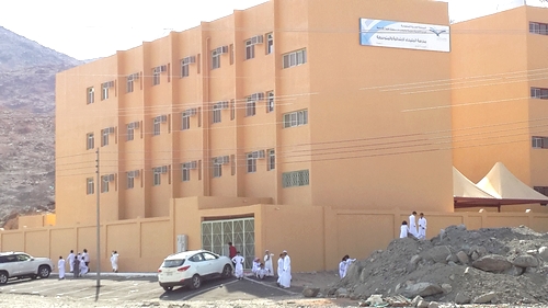 طلاب ومعلمو مدرسة “مليحاء مكة” في مبنى جديد
