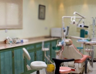 إغلاق مختبر للأسنان في نجران لمخالفته تعليمات السلامة