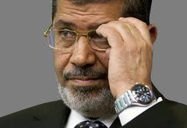 مرسي يرفض الردّ على أسئلة المحققين
