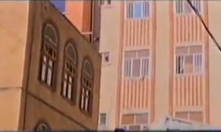 يمني يرمي طفلتيه من الطابق الخامس ثم ينتحر