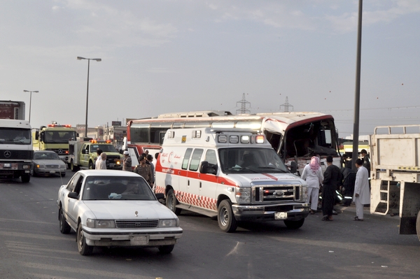 إصابة سائق حافلة ركاب اصطدمت بشاحنة على طريق مثملة بالطائف