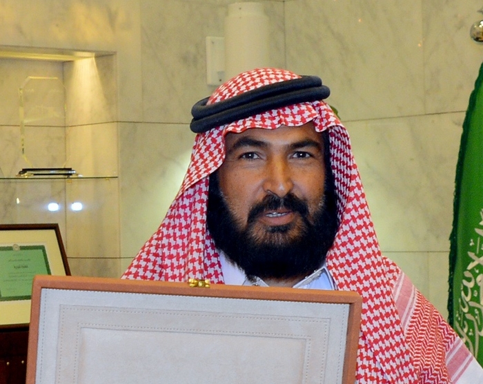 الأمير تركي بن عبد الله يكرم الشهم جزاء الشمري بـ 100 ألف ريال