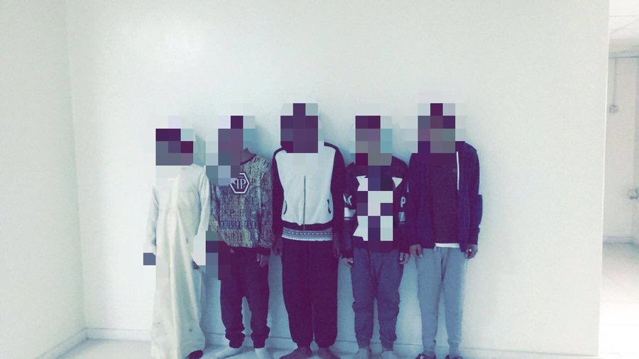 خمسة شباب في قبضة شرطة الرياض.. سلبوا مواطنًا سيّارته تحت تهديد السلاح