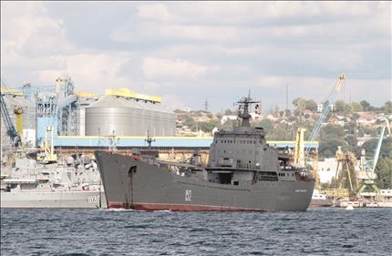 سفينة إنزال روسية تتجه نحو سواحل سوريا