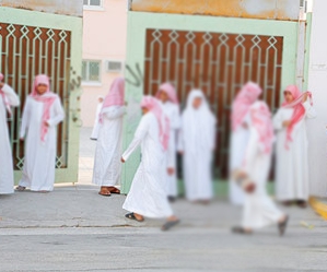 مدير يدير مدرستين يفصل بينهما 5 كم في مكة