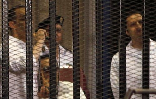 بدء سابع جلسات إعادة محاكمة الرئيس المصري الأسبق ونجليه ووزير داخليته