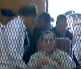 بالفيديو.. لحظة دخول مبارك قاعة محاكمته