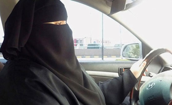 الإمارات تمنح السعوديات رخص القيادة بـ 5 صور شخصية