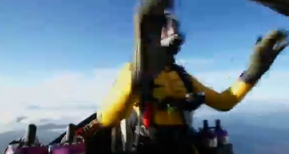 بالفيديو.. سويسرى يحلق بجناحين فوق أعلى جبل بركاني في العالم