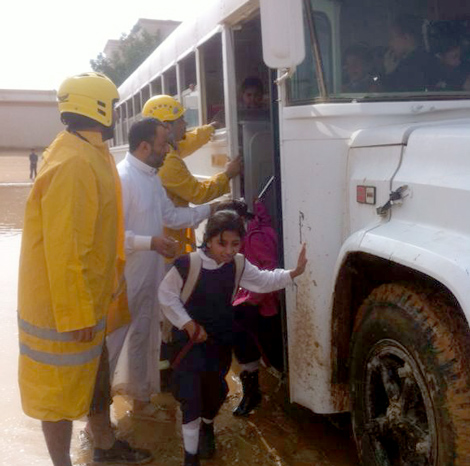 إخلاء 40 طالبة من حافلة علقت بـ”الوحل” بروضة هباس
