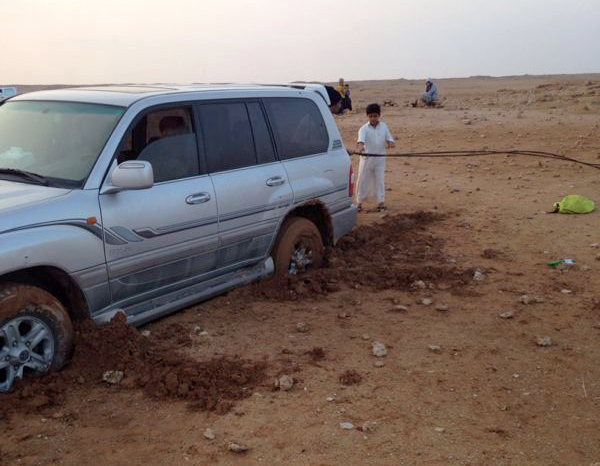 بالصور .. انتشال سيارة مواطن علقت بالوحل في رفحاء