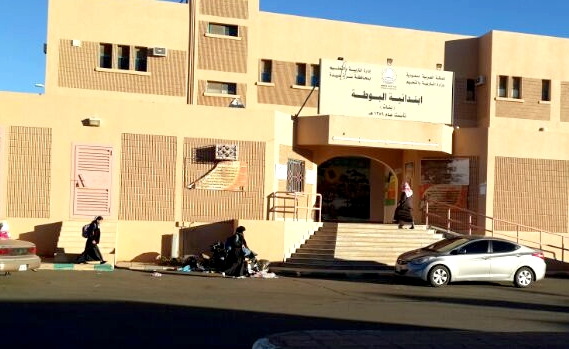 بالصور.. تراكم النفايات أمام إحدى مدارس البنات بسراة عبيدة