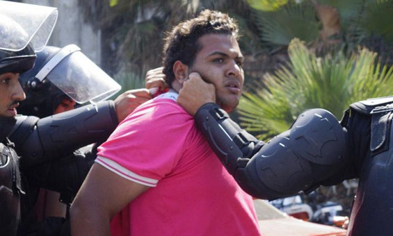 الأمن المصري يسيطر على اشتباكات الأزهر ويعتقل 26 إخوانياً