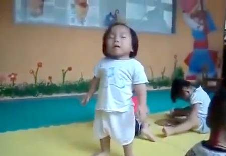 بالفيديو.. صينية تستمتع بنوم طفلها واقفاً