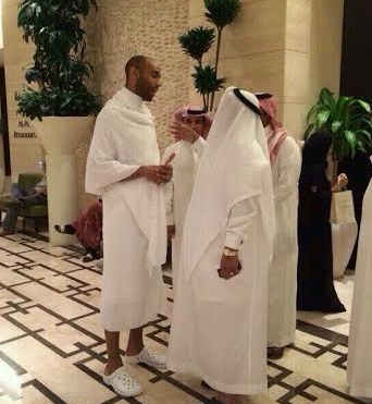 وصول اللاعب الدولي “كانوتيه” مكة لأداء العمرة