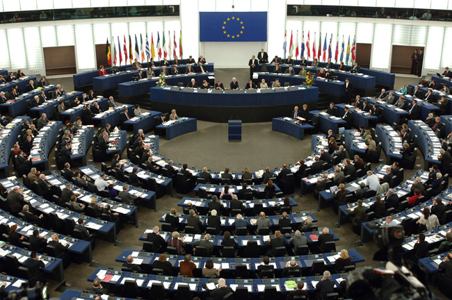 البرلمان الأوروبي: استخدام سوريا للكيماوي جريمة حرب