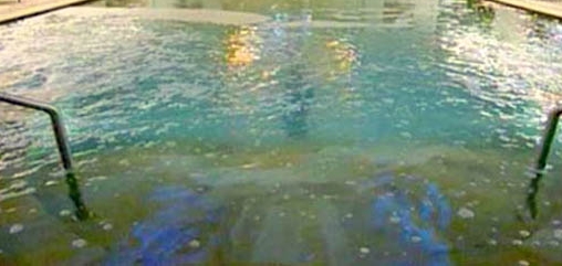 وفاة شخص غرقًا بعد سقوطه في مسبح استراحة بـ رفحاء