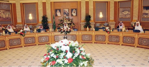 مجلس الوزراء يمدد التزام النقل الجماعي ويفعل عناوين العمل و الإقامة