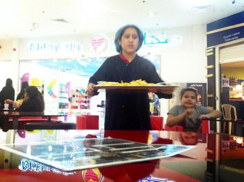 نساء يخدمن الرجال بمطعم في الرياض